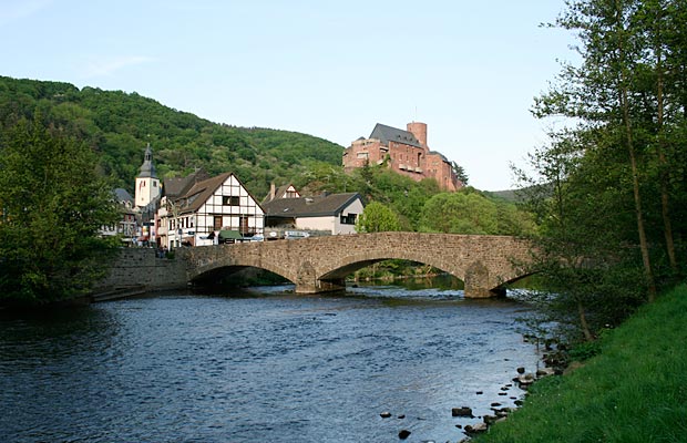 Heimbach und Burg Hengebach
